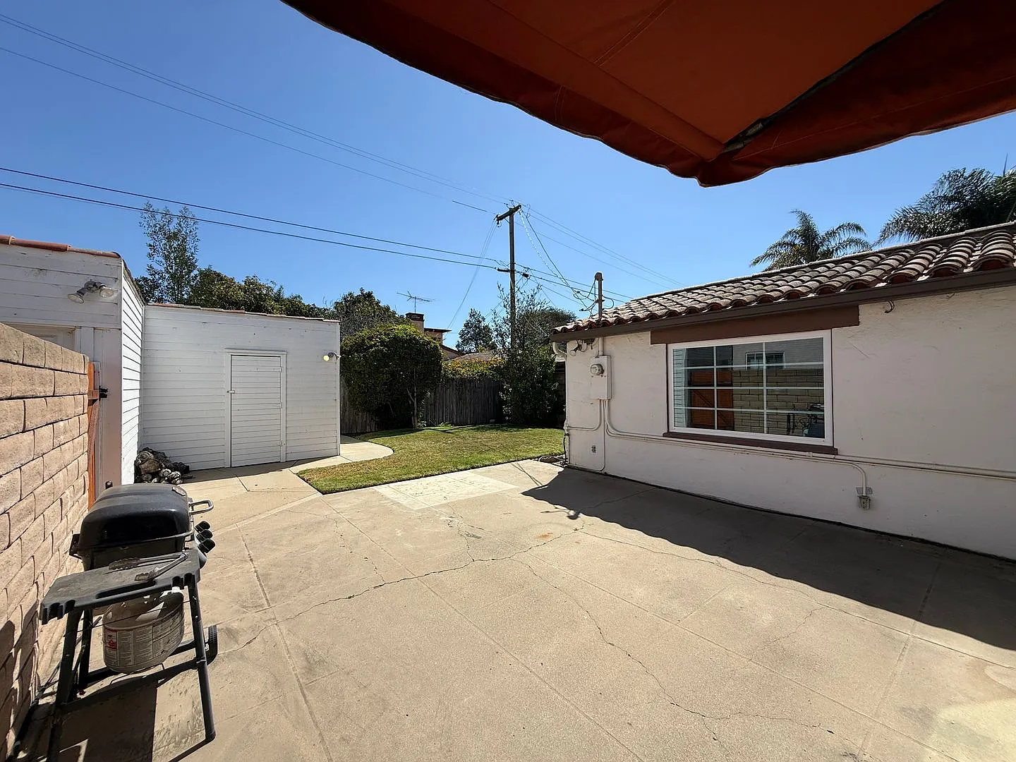 Carriage District One Bedroom Home With One Car Detached Garage and Small Yard — Photo 4