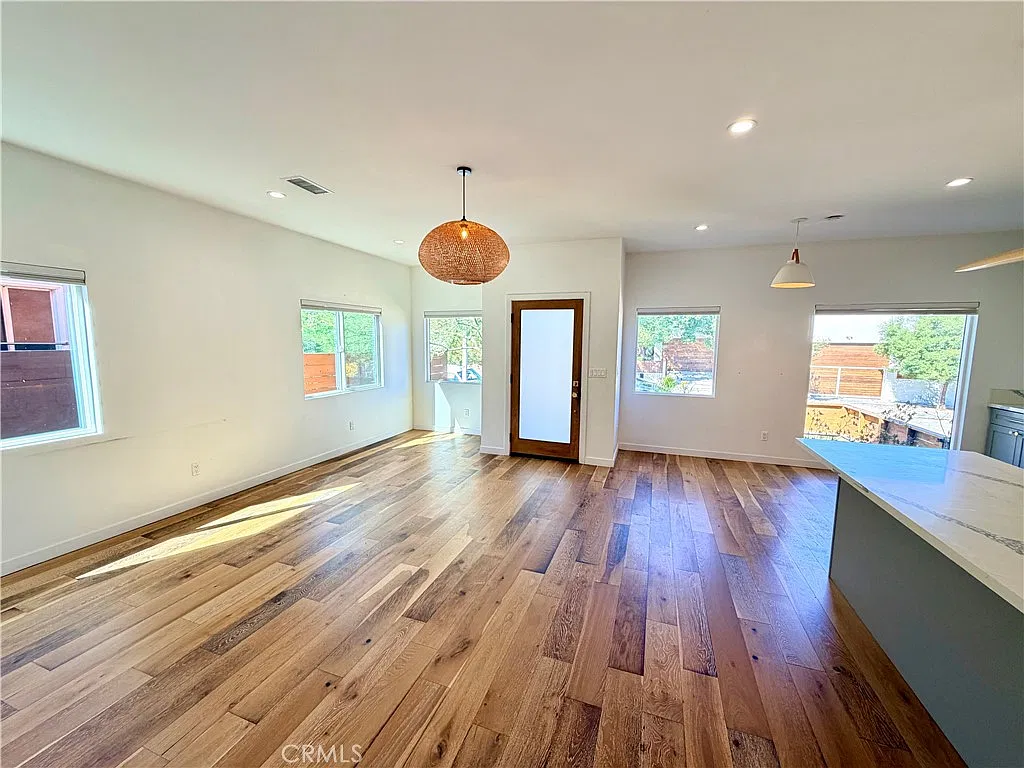 3 bed, 1345 sqft, $5,000 — Photo 3