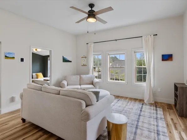 206 S Ellington St, Clayton, NC 27520