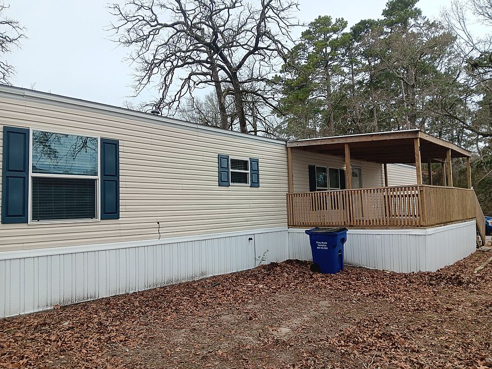 Clean exterior and a large covered deck
