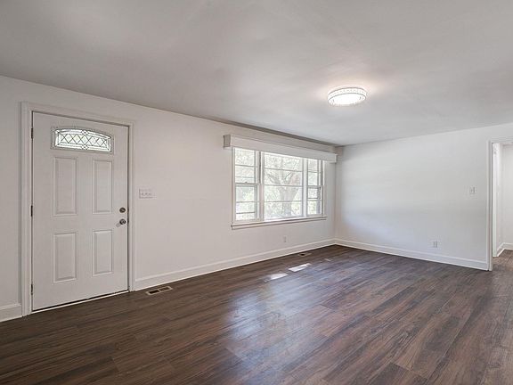 5th image of 207 Hampton St E