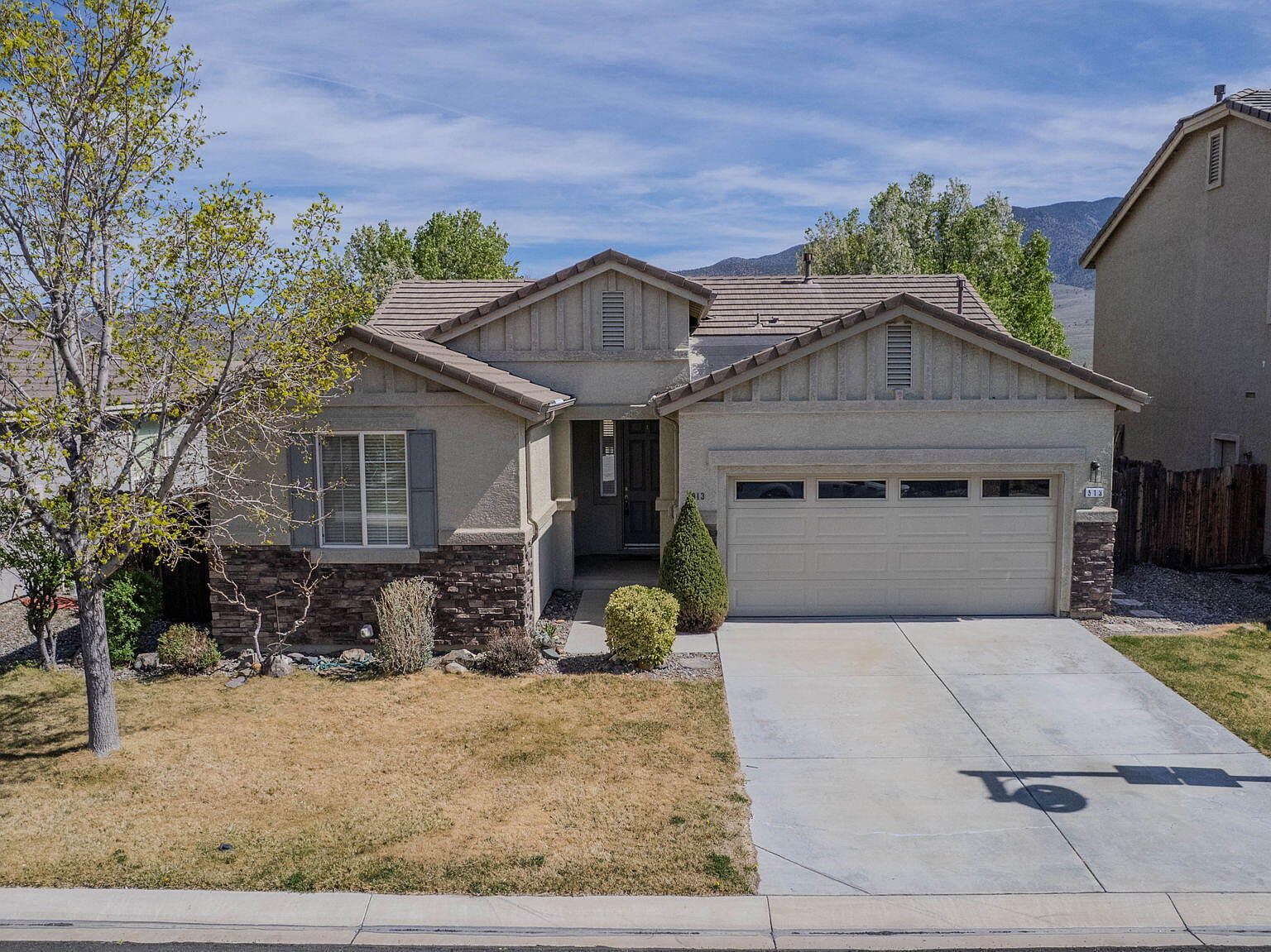 913 Lakeview Dr