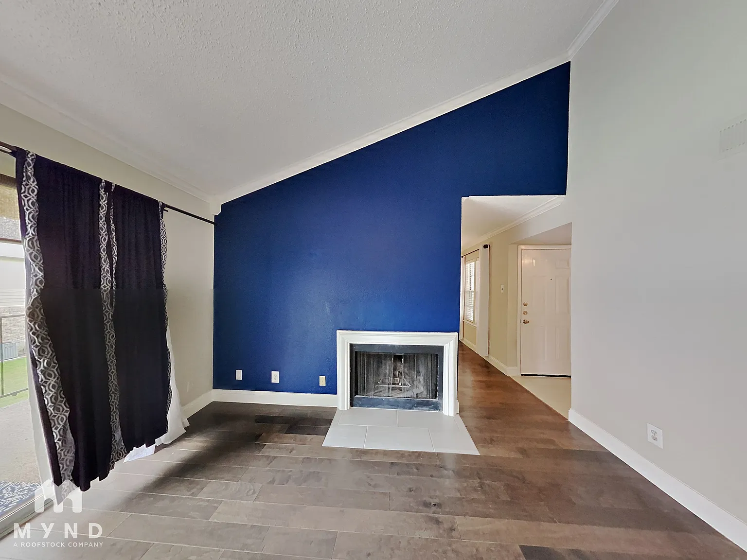 1 bed, 1.0 bath, 812 sqft, $1,205 — Photo 2