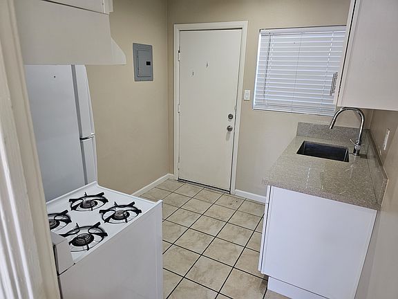 5th image of 625 W Holt Blvd APT B
