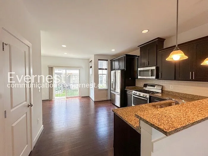 212 Shamrock Dr — Photo 3