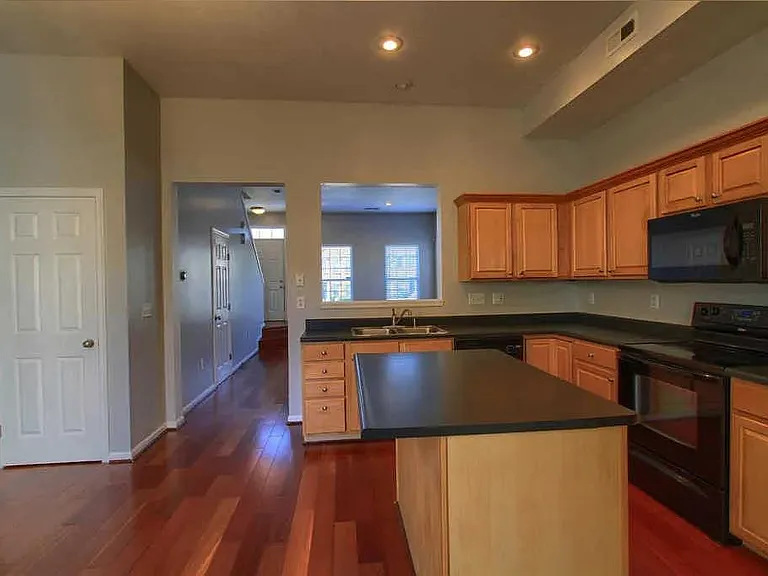 1434 Laurel Park Dr — Photo 9