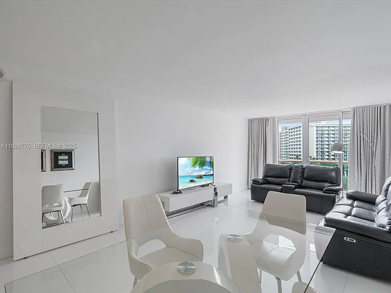 19370 E Collins Ave #627 — Photo 2