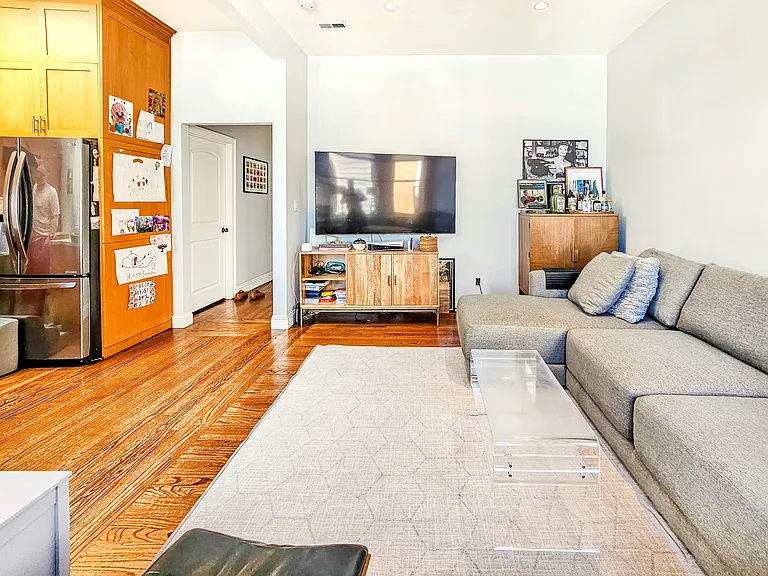 39 Oakwood St — Photo 6
