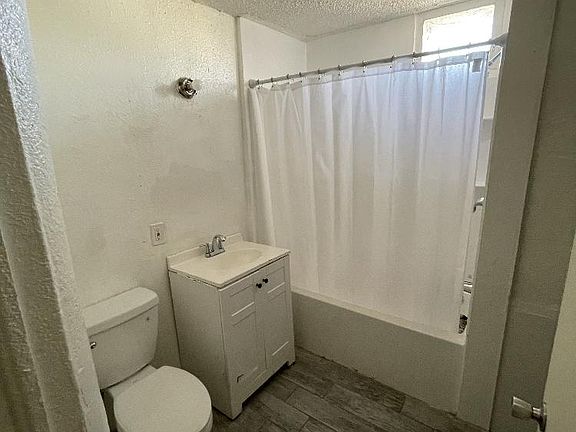 4th image of 225 W 16th St