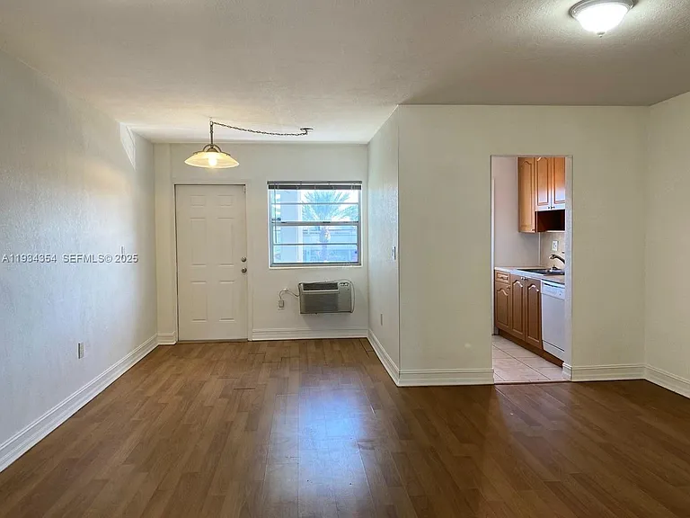 2185 NE 123rd St #204 — Photo 3