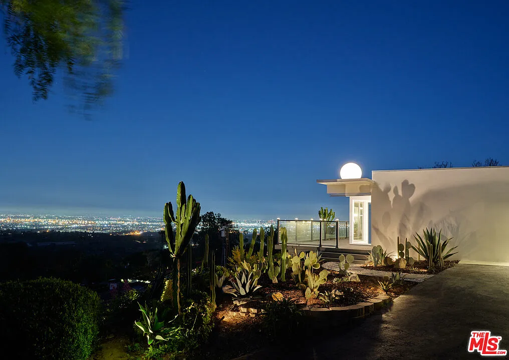 5 bed, 5.0 bath, 3000 sqft, $15,000 — Photo 3