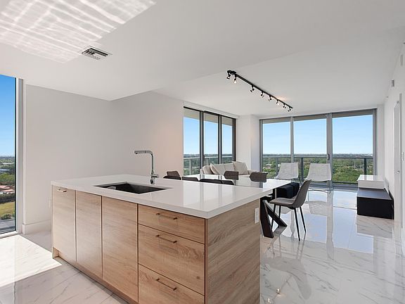 5th image of 16385 Biscayne Blvd Unit 1701