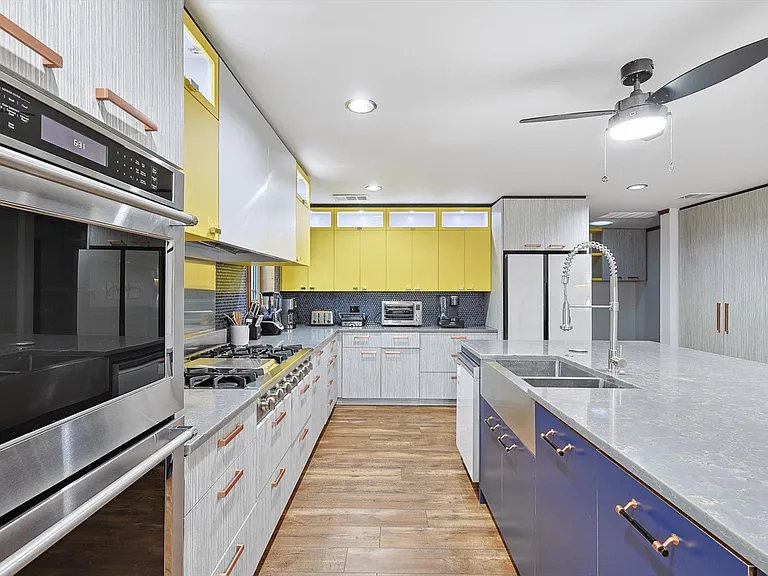 15305 Plum Ln — Photo 11