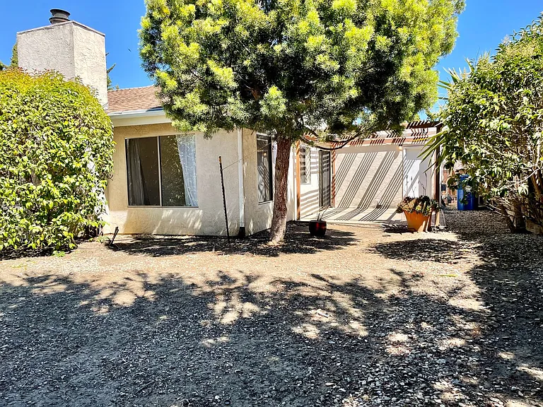 1388 Cavalier Ln — Photo 17