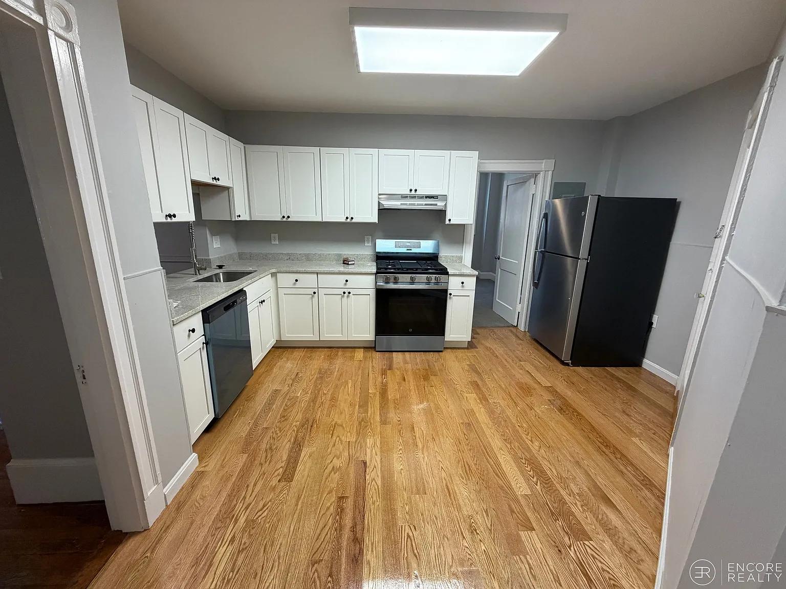 4 bed, 1500 sqft, $5,100 — Photo 2