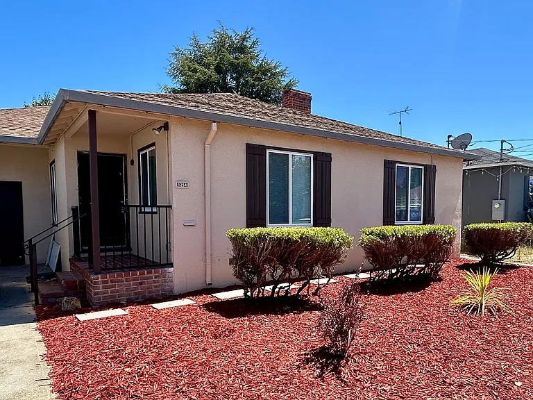 1254 Lillian Ave — Photo 1