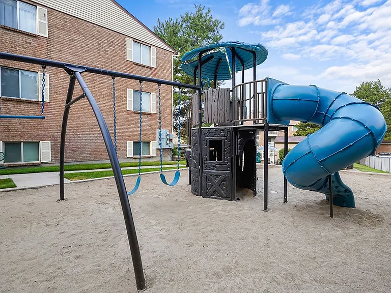 Brighton Park Apartments — Photo 10