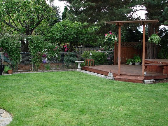 back is double fenced (great for dogs)