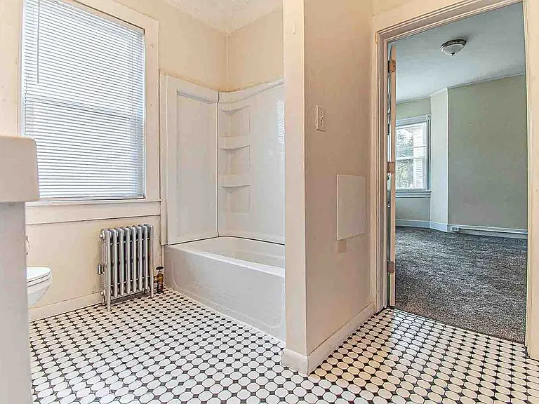 815 Monroe Ave — Photo 2
