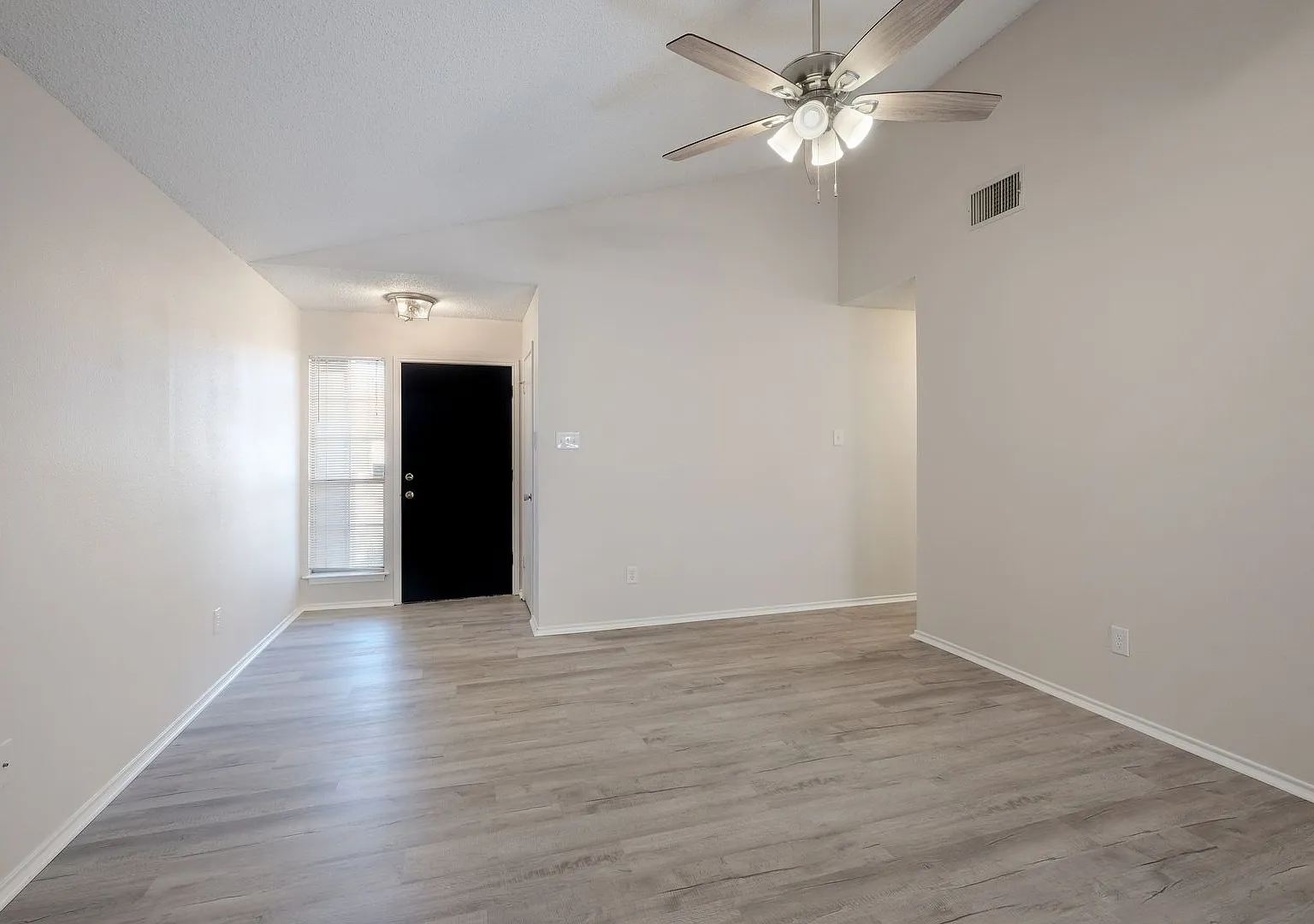 Charming 3-Bedroom Near Randolph AFB — Photo 4