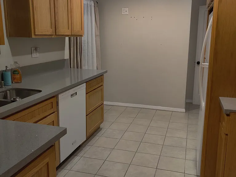 Yellowstone St — Photo 17