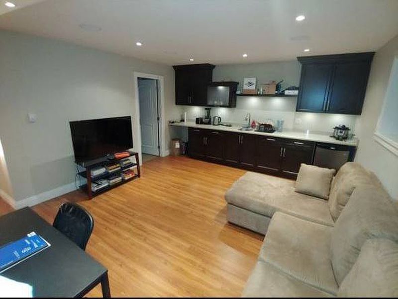 North Vancouver House for rent - 1 Bedroom — photo 2
