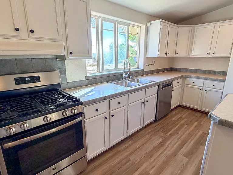 25120 Charina Ln — Photo 29