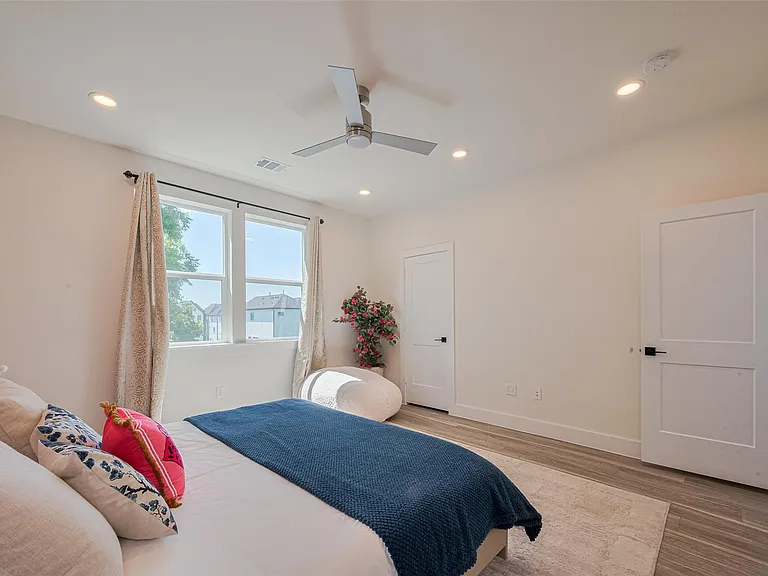 2909 Nagle St — Photo 29