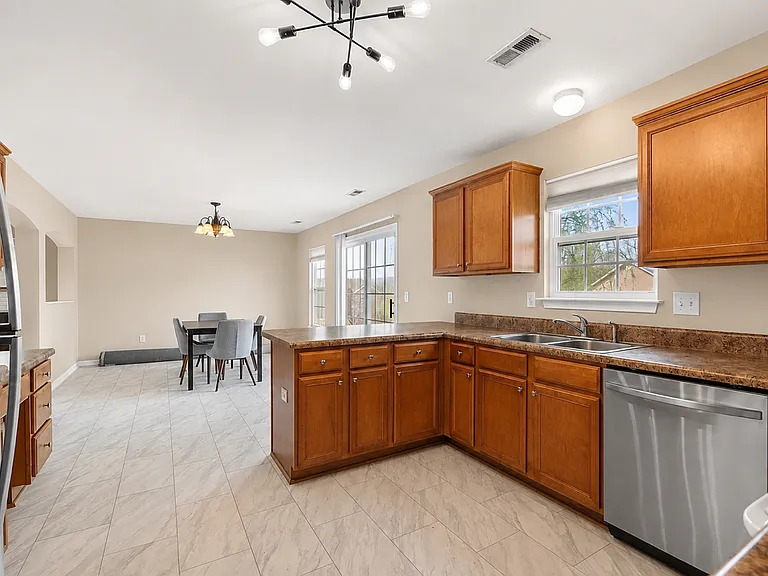 100 Maximus Dr — Photo 3