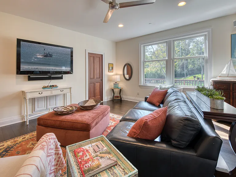2055 Grandview Dr — Photo 8