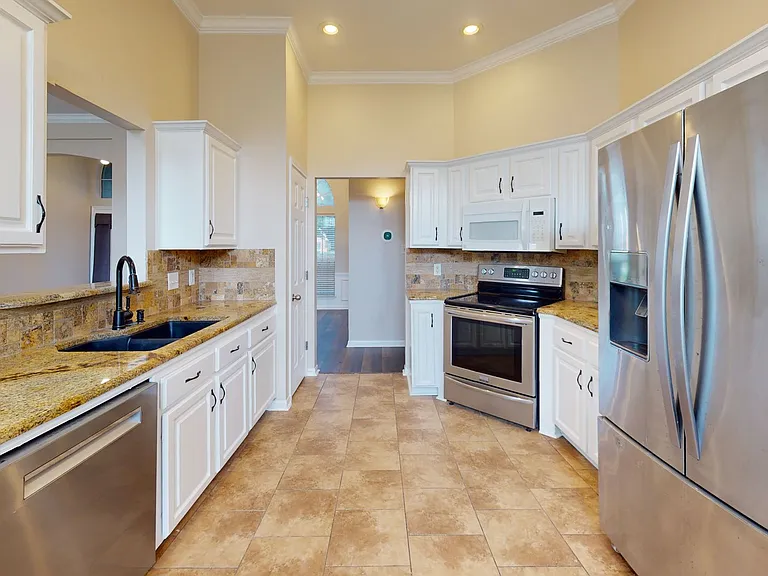 1021 Westend Dr — Photo 8