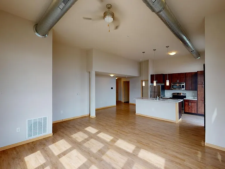 902 Drake St — Photo 6
