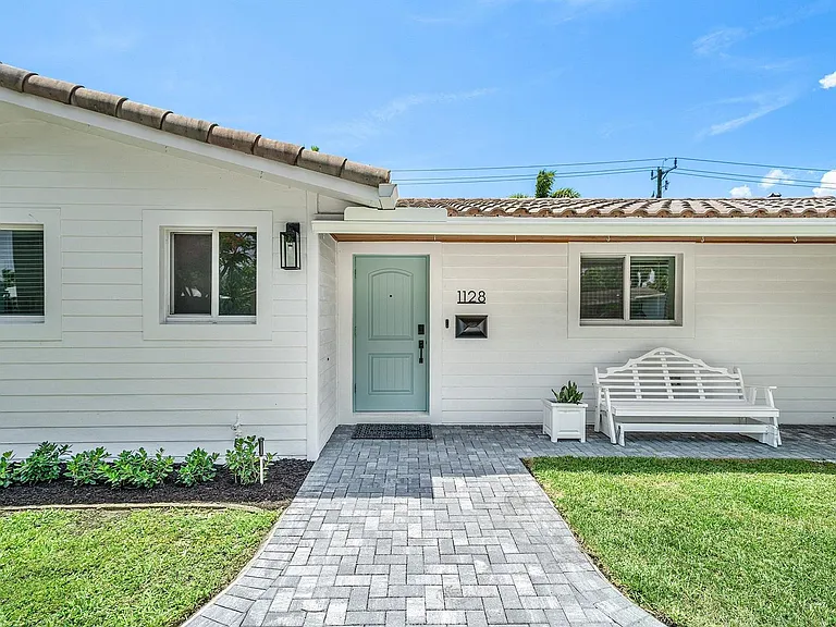 1128 SW 7th St — Photo 4