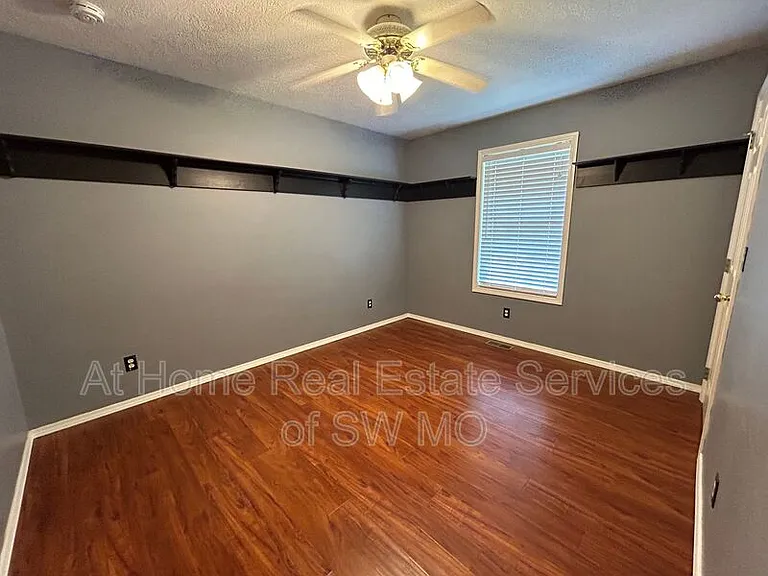 216 E Robin Rd — Photo 11