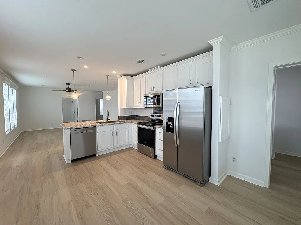 3 bed, 2.0 bath, 1251 sqft, $1,699 — Photo 3