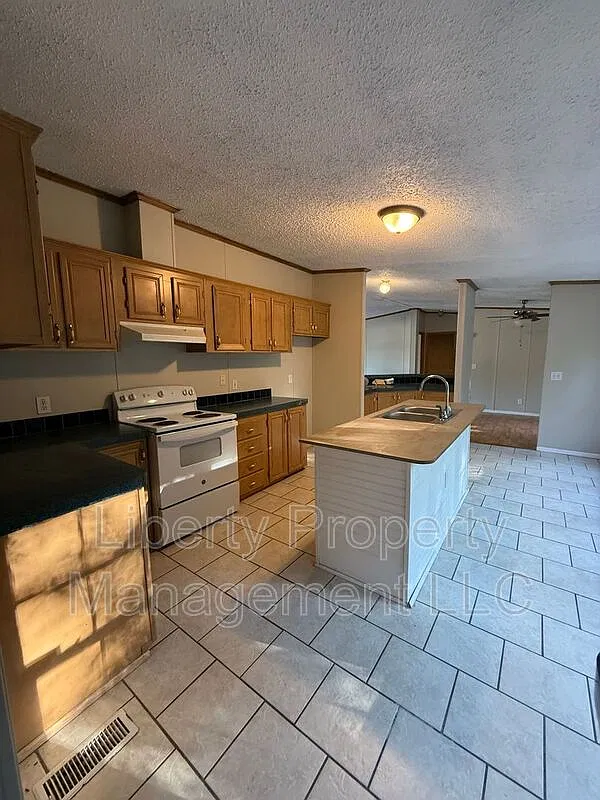 3 bed, 2.0 bath, 1512 sqft, $1,350 — Photo 3