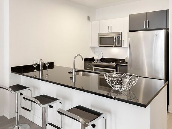 4th image of 70 Pine St #1027