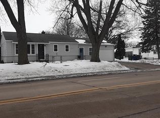 2460 S 14th St, Clinton, IA 52732