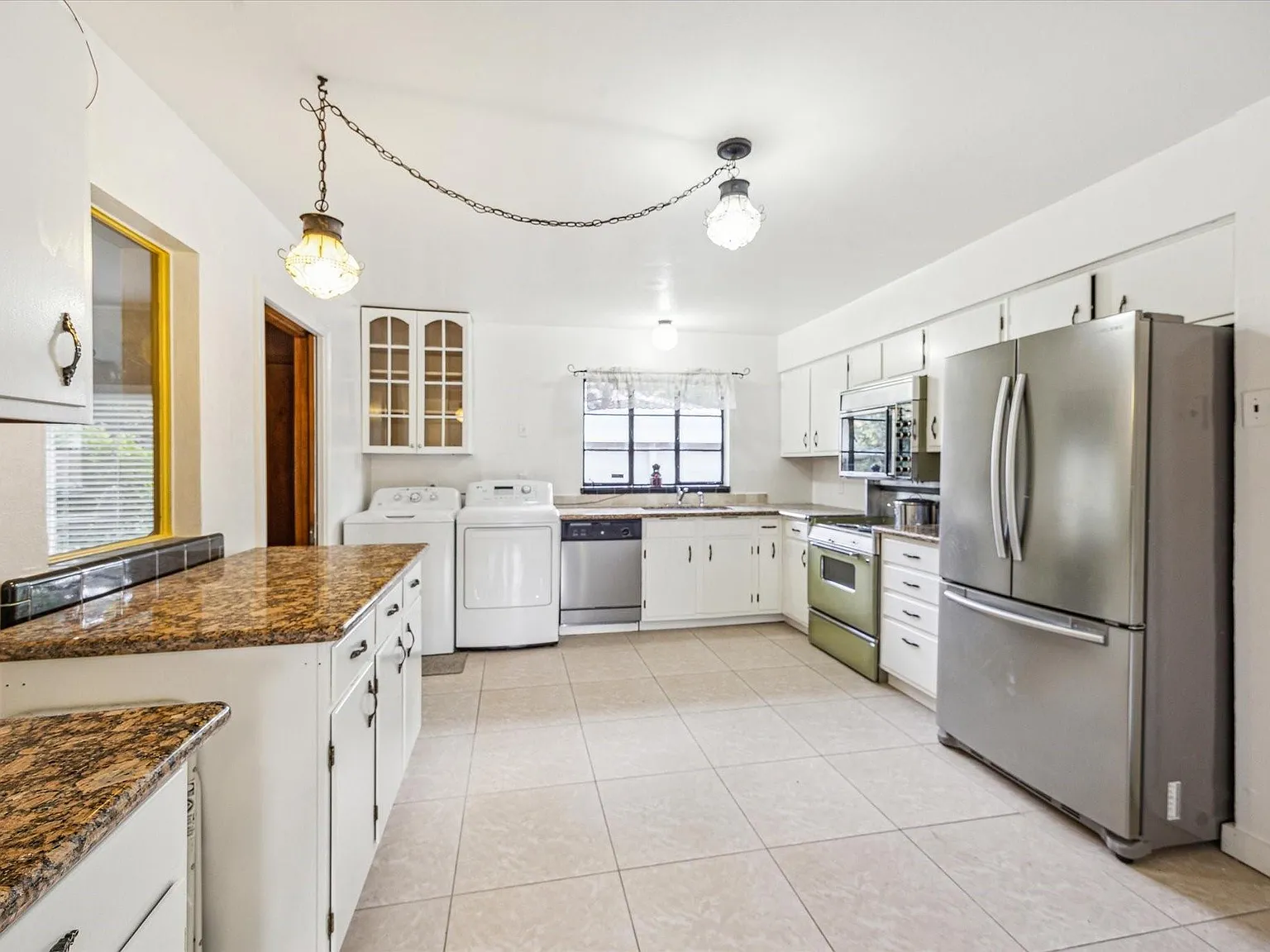 3 bed, 2.0 bath, 1564 sqft, $2,950 — Photo 3