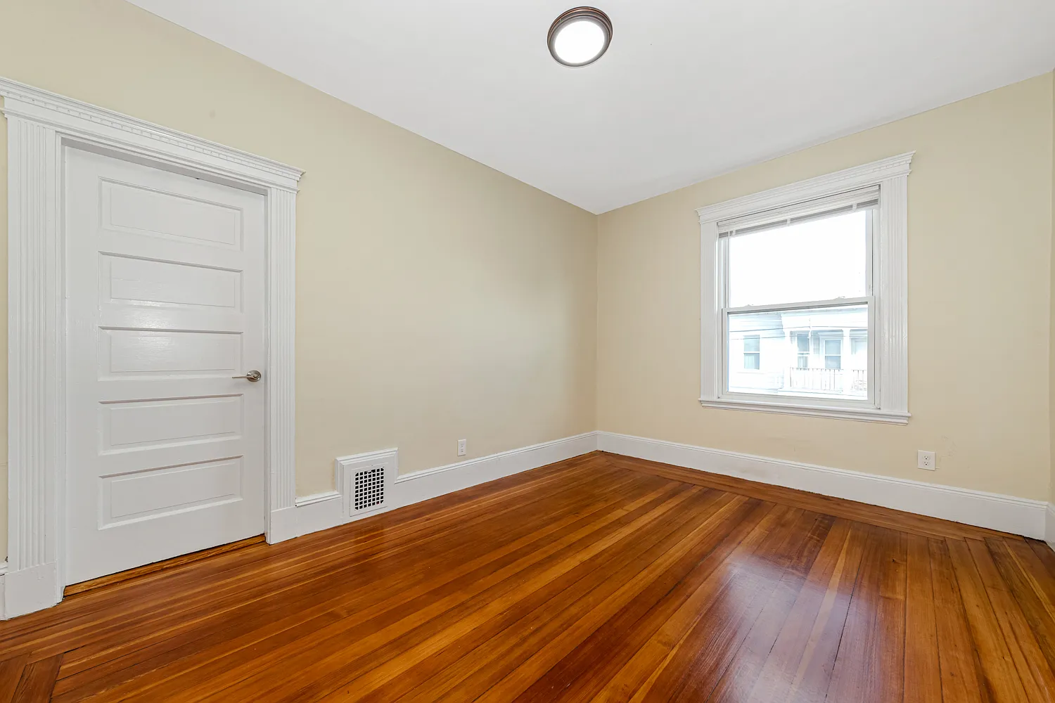 3 bed, 9999 sqft, $2,995 — Photo 4