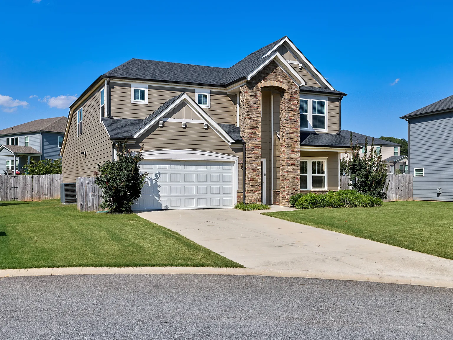 4 bed, 2770 sqft, $2,695 — Photo 2