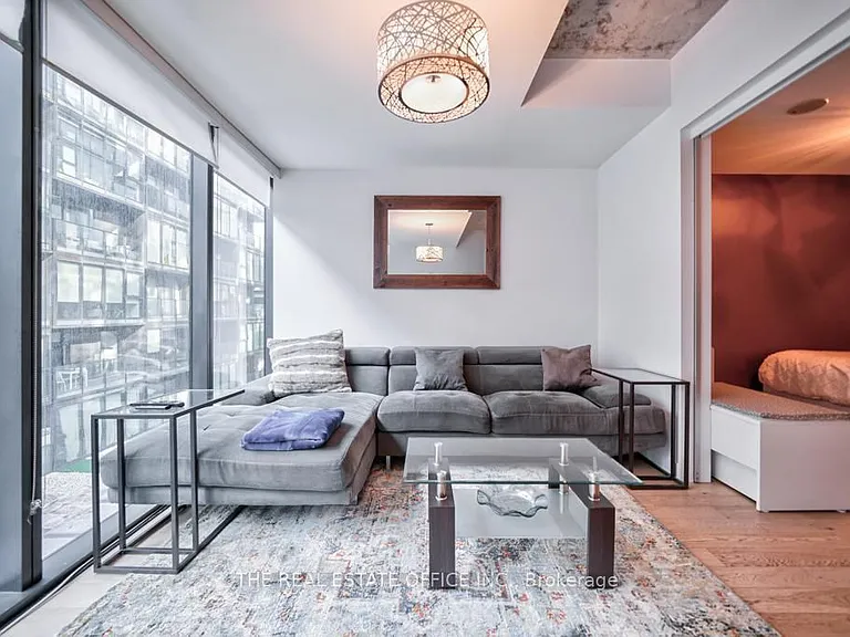 629 King St W #331 — Photo 2