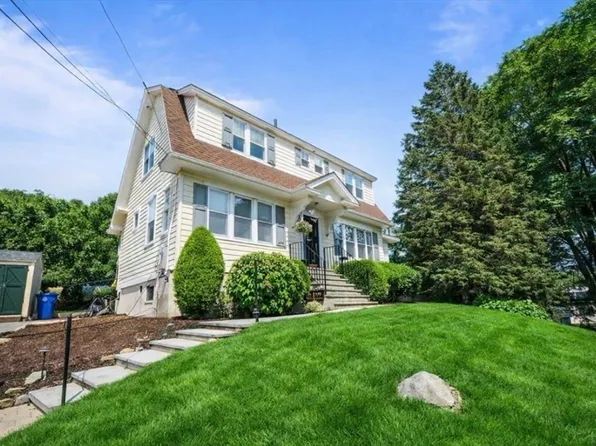 27 Cedarcroft Ln, Waltham, MA 02451