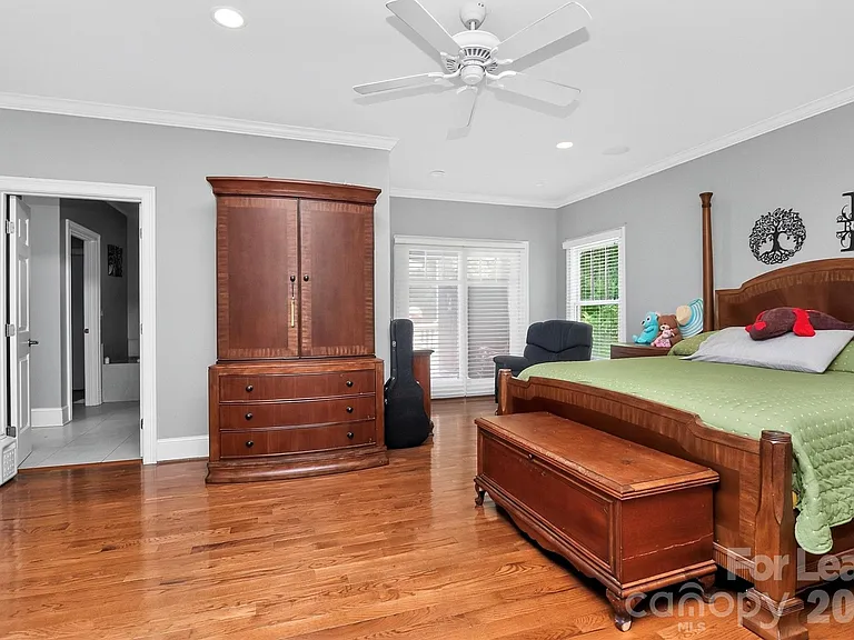 9704 Saddle Ave — Photo 9