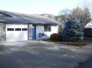101 3rd St APT D, Rogue River, OR 97537