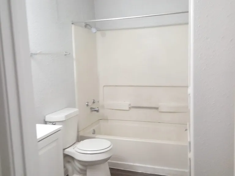 6808 Oldham — Photo 11