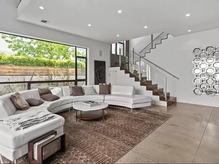 800 N Harper Ave — Photo 4