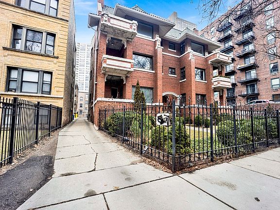 2nd image of 714 W Sheridan Rd APT 1E