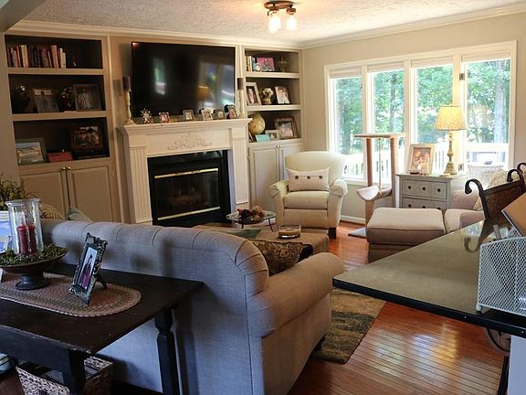 3rd image of 39 Sandlewood Dr