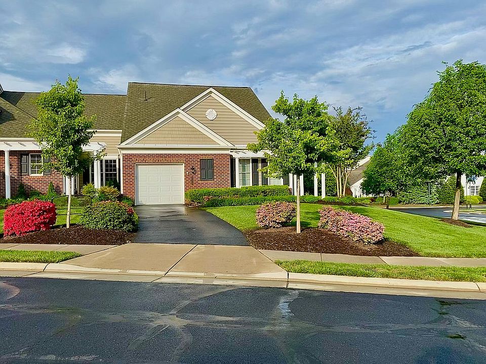 1st image of 44488 Oakmont Manor Sq